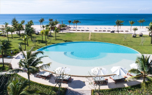 Trải nghiệm thư giãn tại bể bơi khu resort