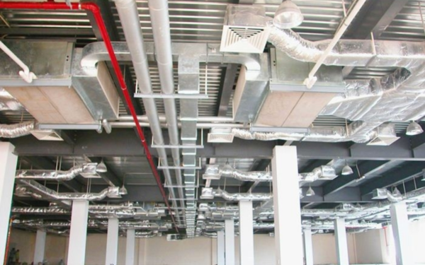 Hệ thống ống gió đang được thi công tại trung tâm thương mại