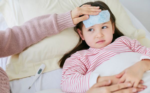 Trẻ bị sốt vẫn có thể nằm điều hòa bình thường nếu sử dụng đúng cách