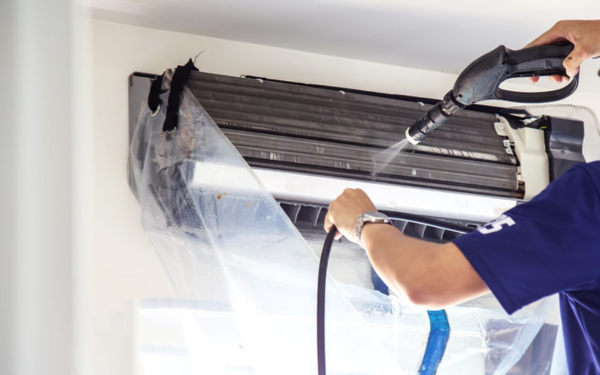 Sử dụng vòi xịt nước chuyên dụng để vệ sinh dàn lạnh