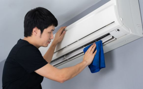 Dùng khăn ẩm lau sạch mặt nạ