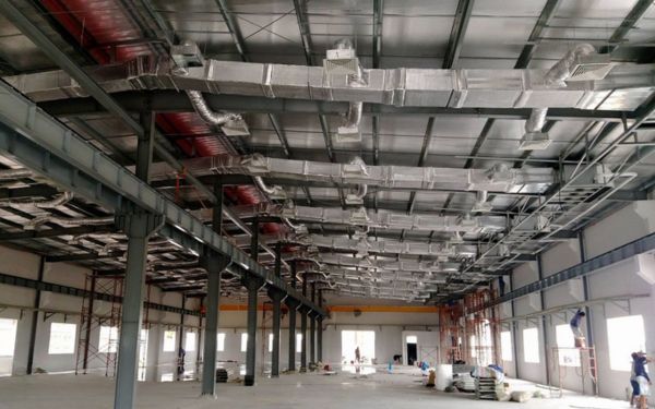 Hệ thống ống gió phân phối khí tại một nhà xưởng