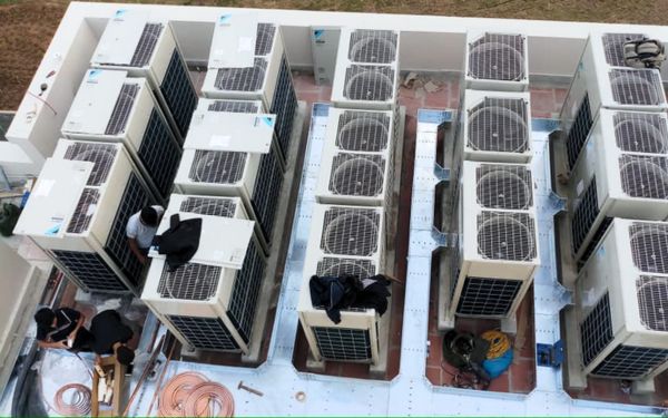 Dàn nóng điều hòa trung tâm được lắp đặt trên nóc nhà xưởng