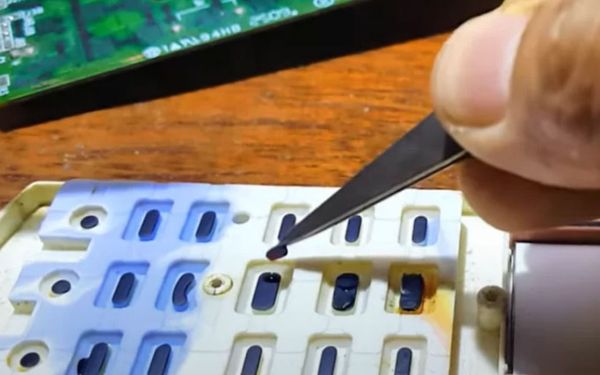 Quy trình thay thế miếng cao su trong remote