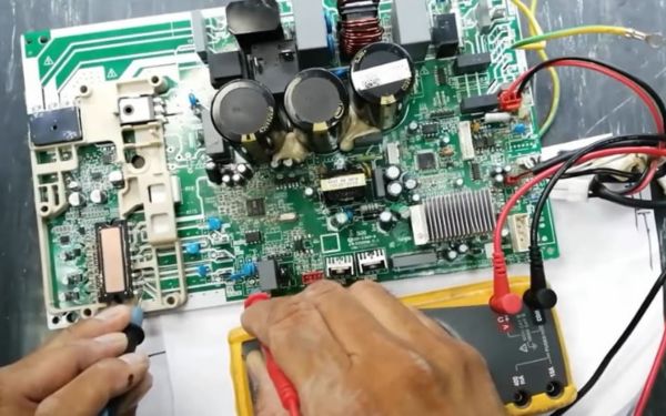 Quy trình sửa chữa board mạch điều hòa rất phức tạp