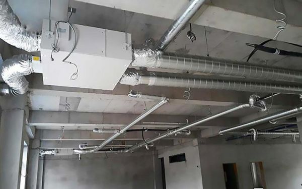 Thi công hệ thống ống gió của máy cấp khí tươi tại chung cư