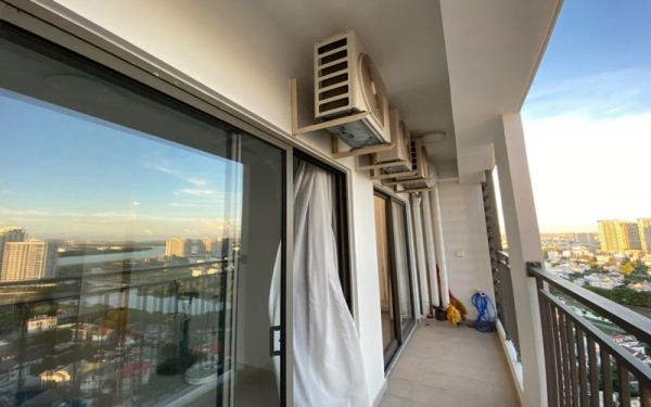 Cục nóng điều hòa đặt ở ban công chung cư rộng thì không nhất thiết phải có mái che