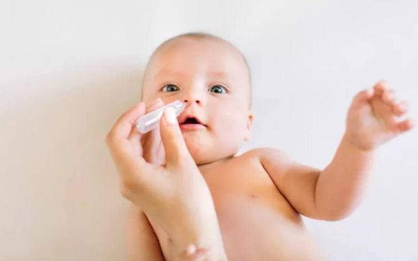 Sử dụng nước muối sinh lý để tạo độ ẩm cho mũi bé