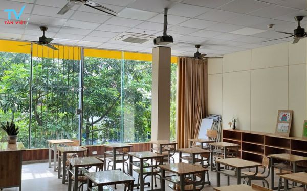 Dàn lạnh âm trần cassette Daikin được lắp tại lớp học