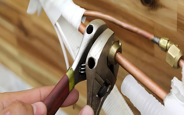 Sử dụng mỏ lết để vặn 2 đầu khóa gas ra